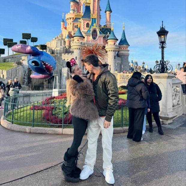 Ana Mena y Óscar Casas en su último viaje a Disneyland. (Foto: Redes Sociales)