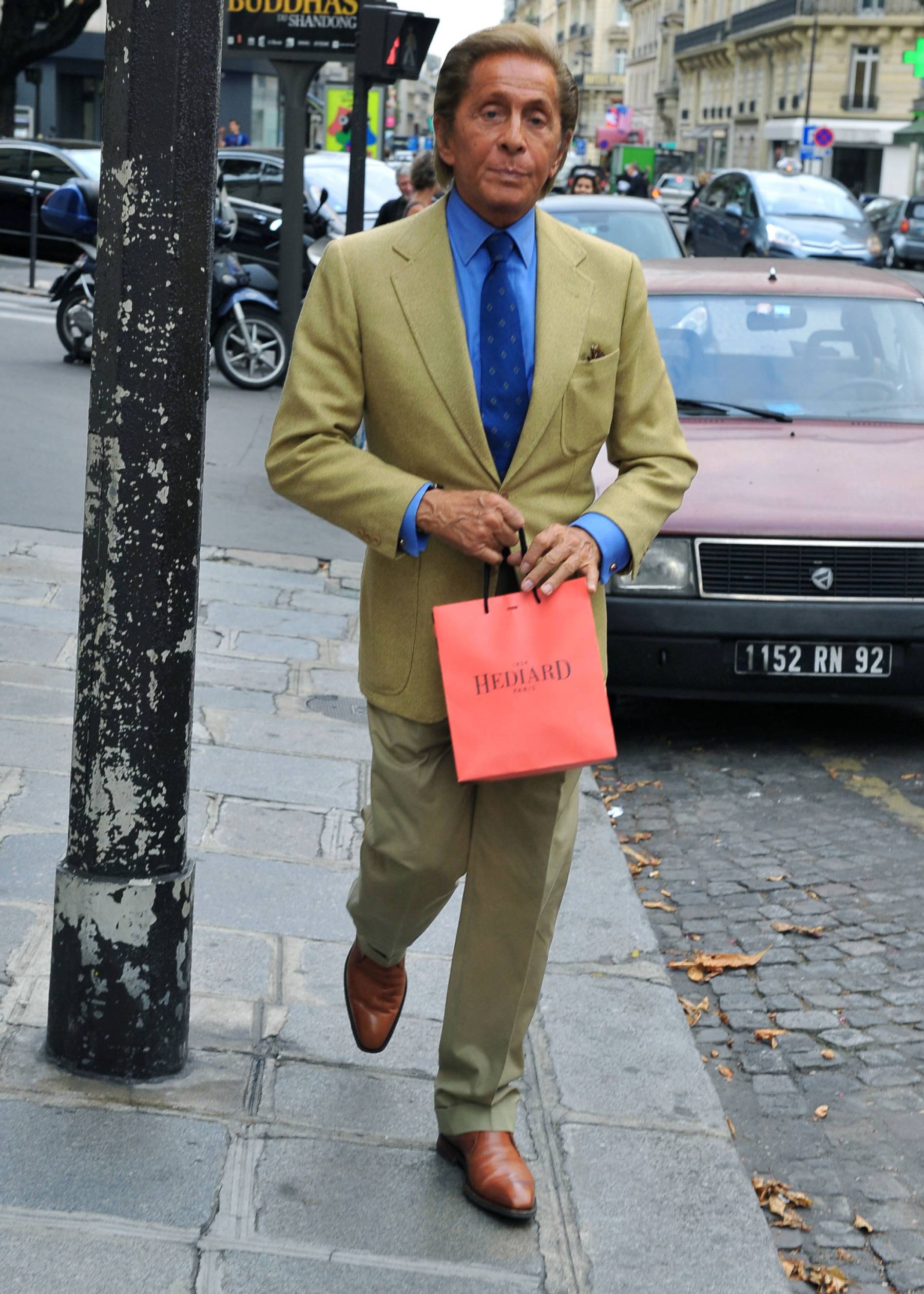 Valentino Garavani por las calles de Par&iacute;s. (Foto: Gtres)