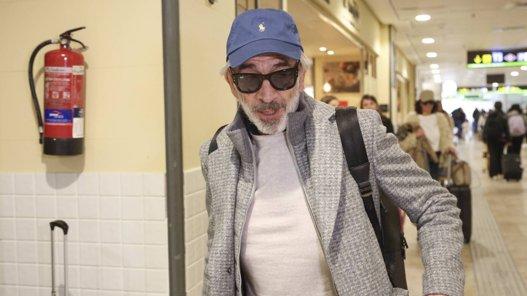 Imanol Arias en el aeropuerto en Madrid. (Foto: Gtres)