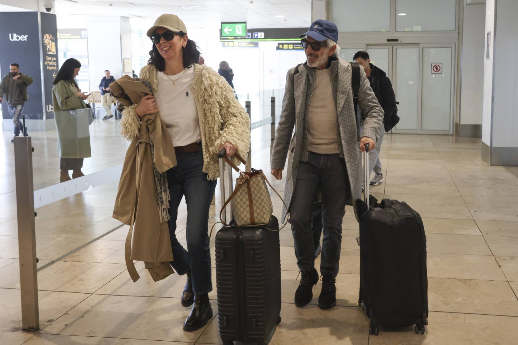 Imanol Arias y N&eacute;lida en el aeropuerto en Madrid. (Foto: Gtres)