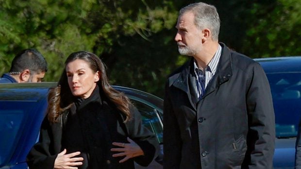 Felipe VI y Do&ntilde;a Letizia en su llegada a Adamuz. (Foto: Gtres)