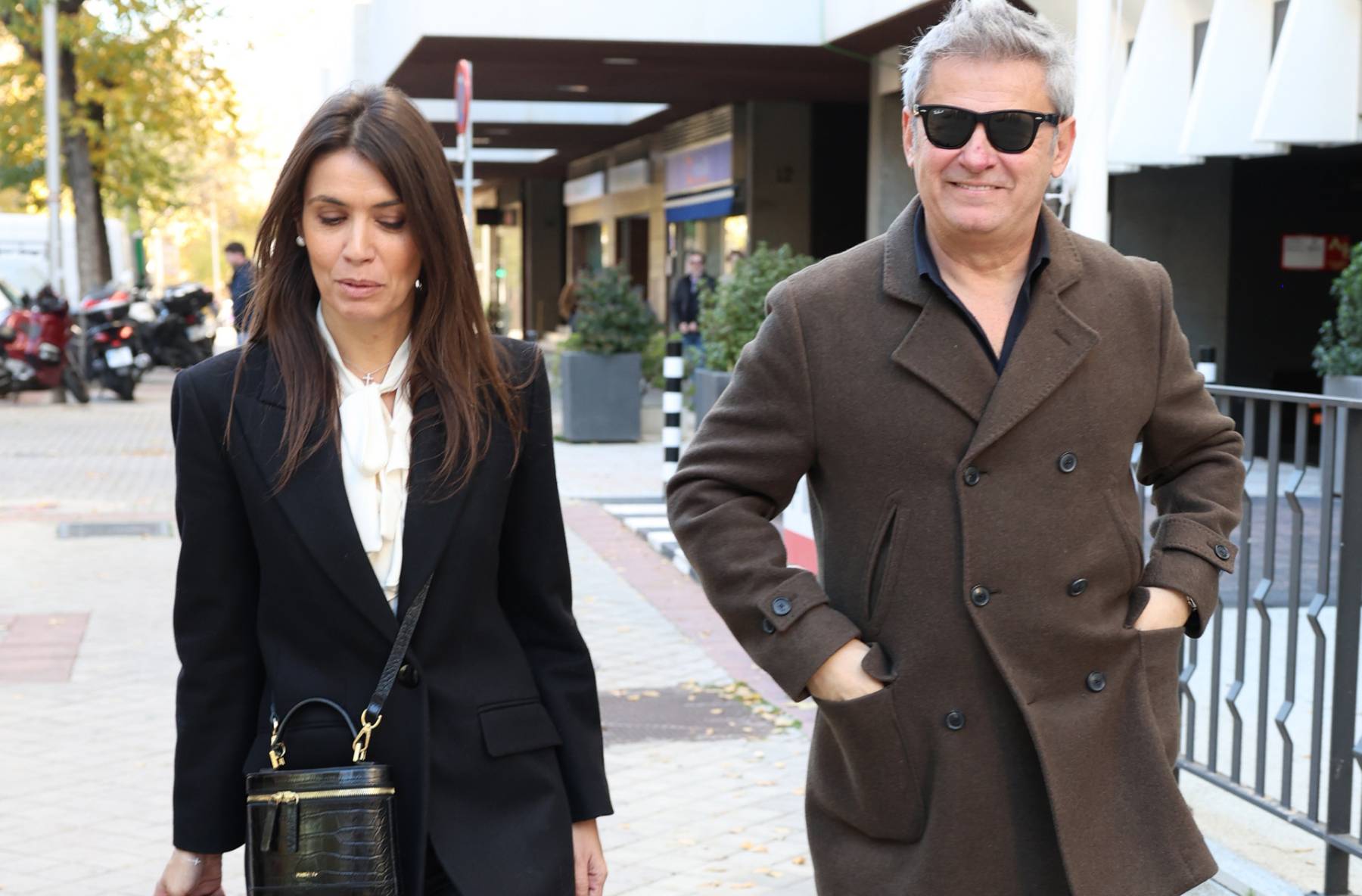 Miki Nadal y Helena Ruiz Aldea por las calles de Madrid. (Foto: Gtres)
