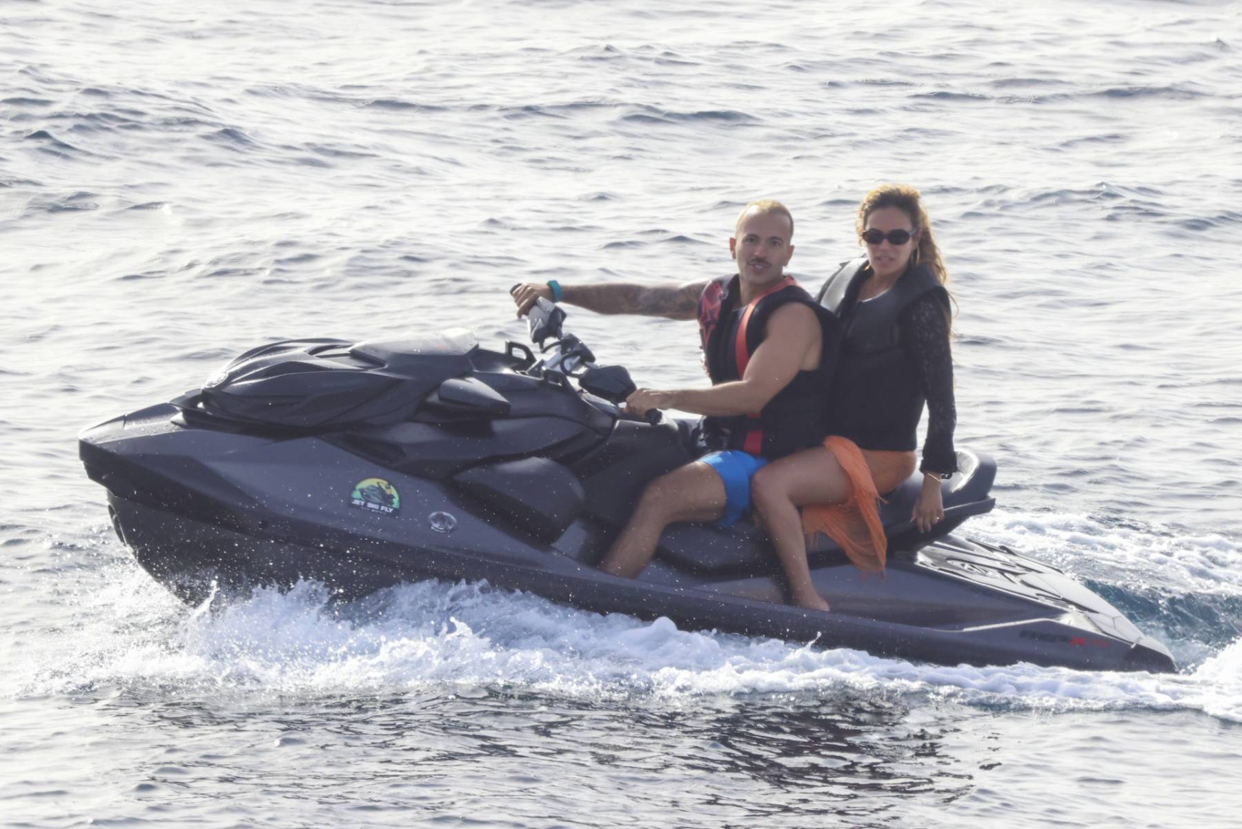 Karol G y Feid durante unas vacaciones. (Foto: Gtres)