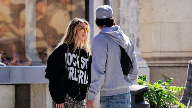 Alejandra Rubio y Carlo Costanzia paseando por la calle. (Foto: Gtres)