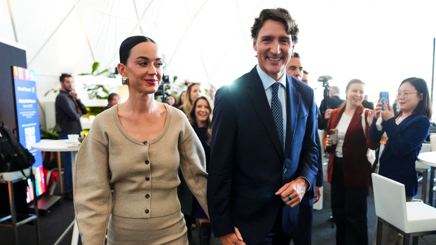 Katy Perry junto al ex primer ministro de Canadá. (Foto: Gtres)