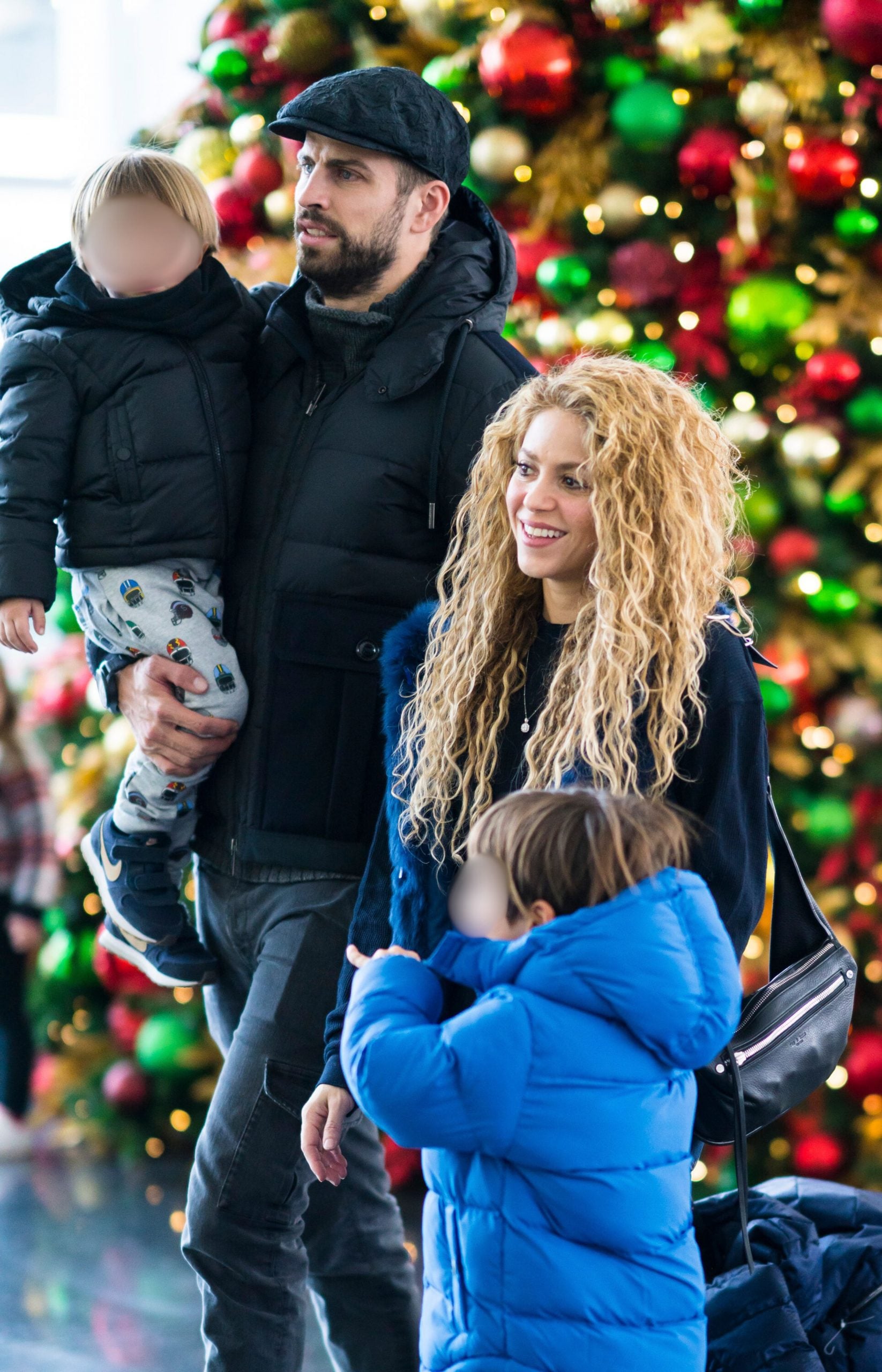 Shakira y Piqu&eacute; junto a sus dos hijos. (Foto: Gtres)