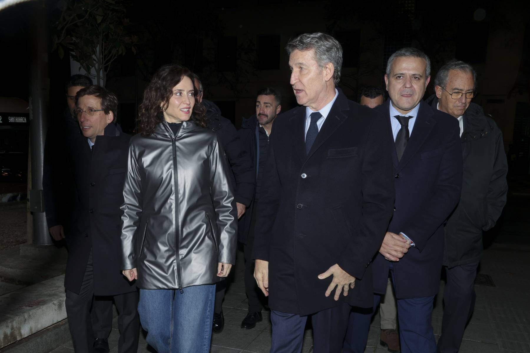 Jos&eacute; Luis Mart&iacute;nez-Almeida, Isabel D&iacute;az Ayuso y Feij&oacute;o en un evento. (Foto: Gtres)