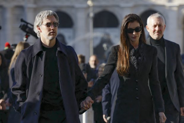 Anne Hathaway con su marido. (Foto: Gtres)