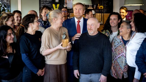 El rey de Holanda en su acto solidario. (Foto: Gtres)
