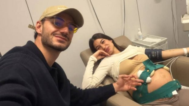 Estela y Juan en monitores. (Foto: Instagram)