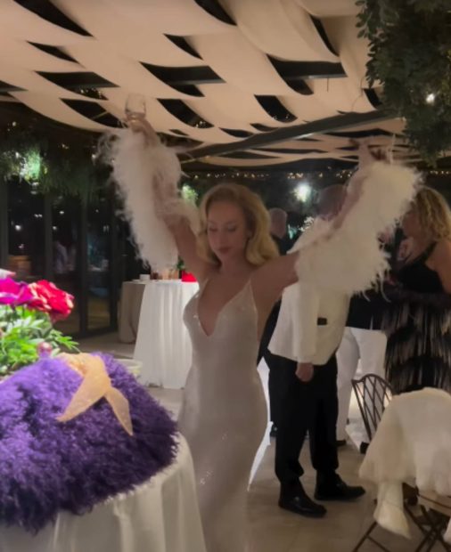 El primer vestido de Ester Espósito en su cumpleaños. (Foto: Instagram)