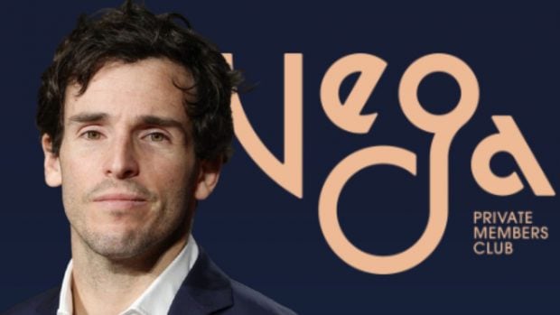 I&ntilde;igo Onieva y el logo de VEGA Club. (Foto: Gtres)