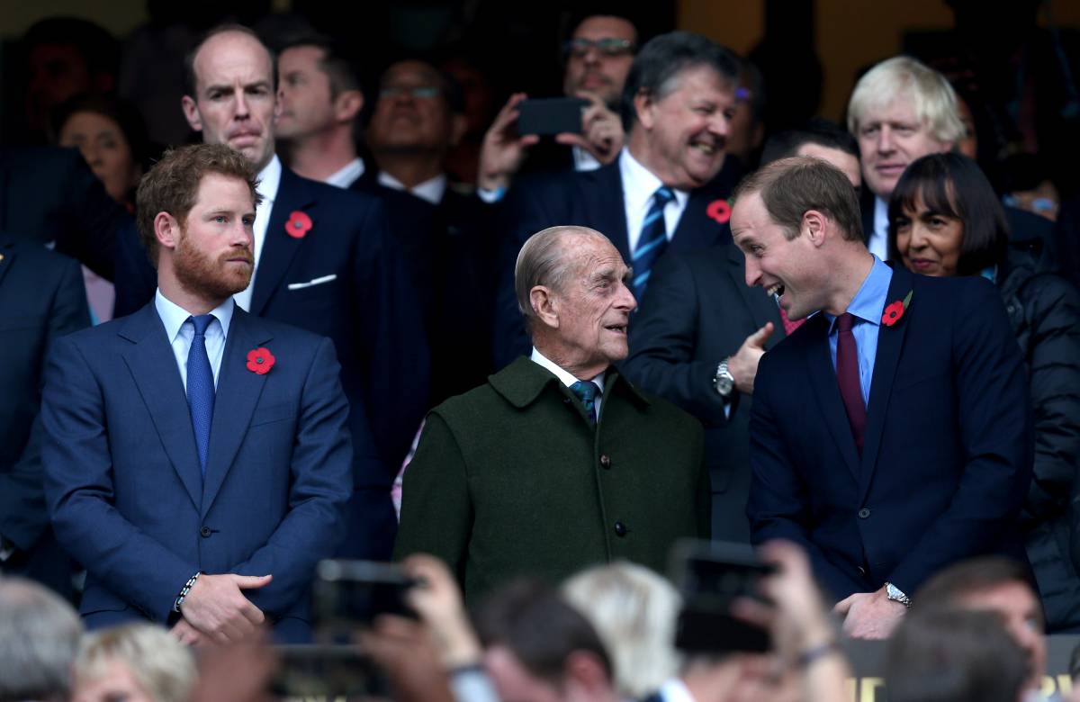 El pr&iacute;ncipe Harry y el pr&iacute;ncipe William, junto a su abuelo, el duque de Edimburgo, en el 2015. (Foto: Gtres)