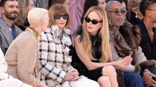 Asistentes al desfile de Chanel en Par&iacute;s. (Foto: Gtres)