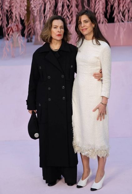 Asistentes al desfile de Chanel en Par&iacute;s. (Foto: Gtres)