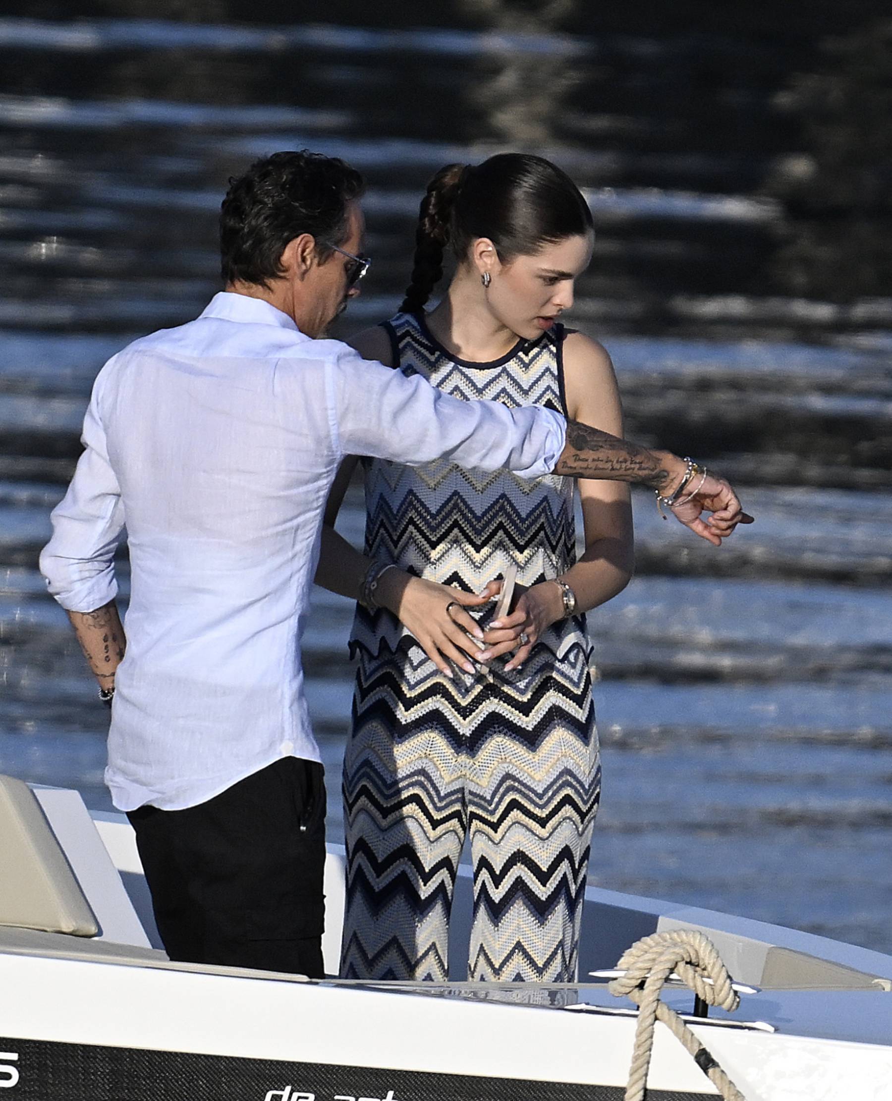 Marc Anthony y Nadia Ferreira durante unas vacaciones. (Foto: Gtres)