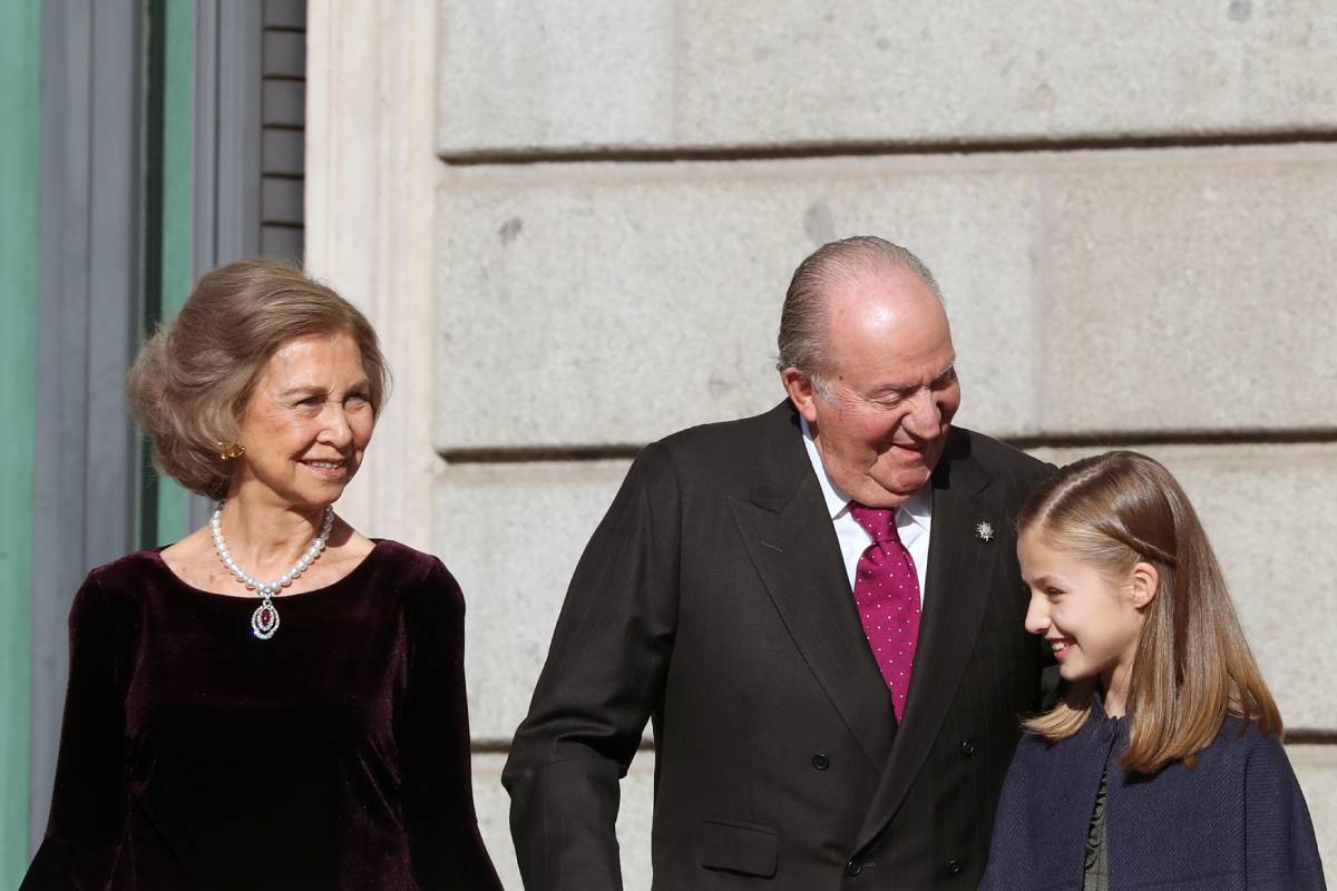 El rey em&eacute;rito Juan Carlos y Sof&iacute;a de Grecia junto a la princesa de Asturias, en 2018. (Foto: Gtres)