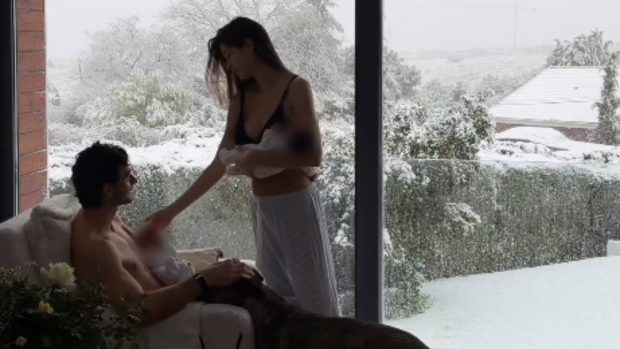 Estela Grande, su novio, los dos beb&eacute;s y su mascota en casa. (Foto: Instagram)