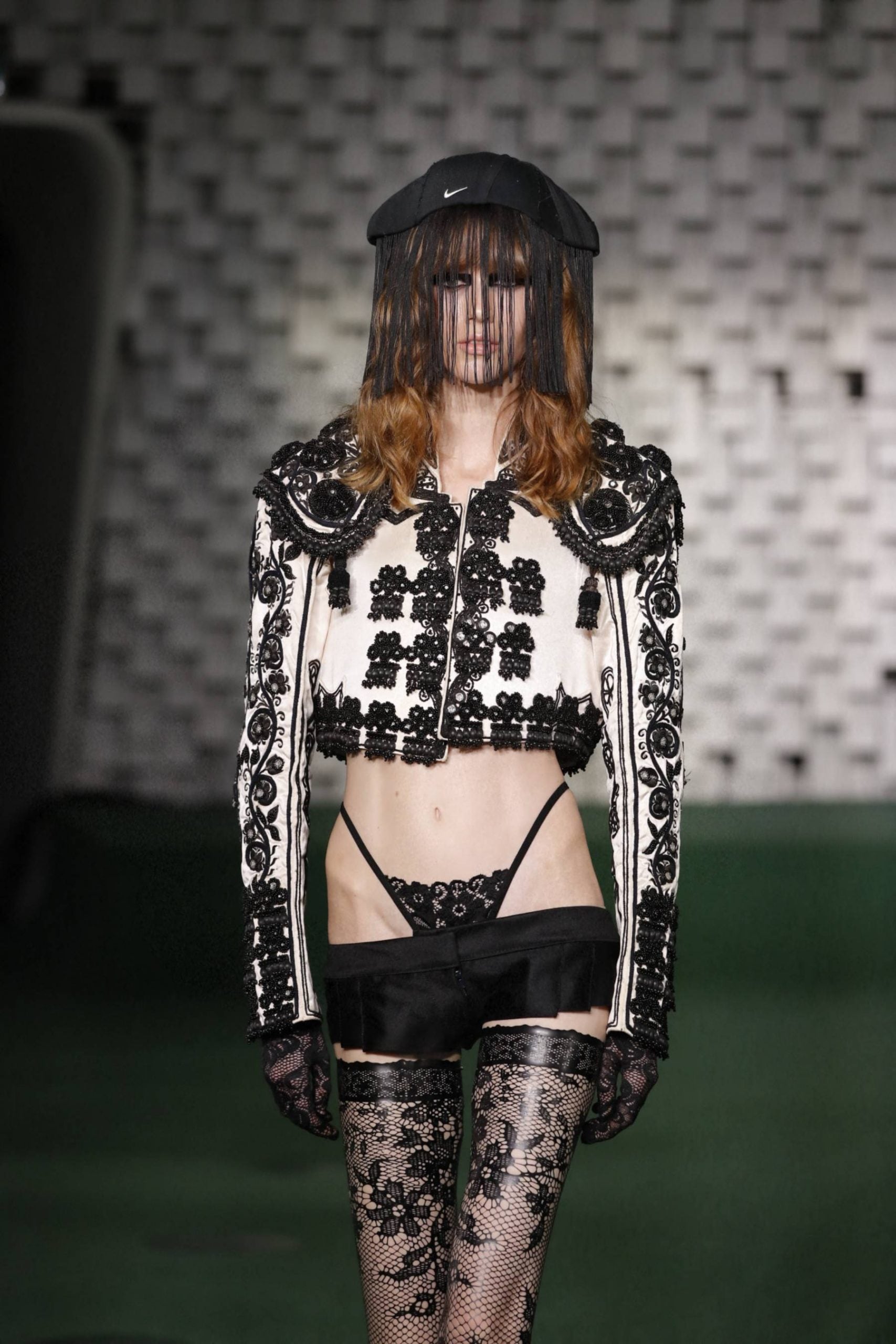 Una modelo con un dise&ntilde;ador de Luis de Javier. (Foto: Gtres)