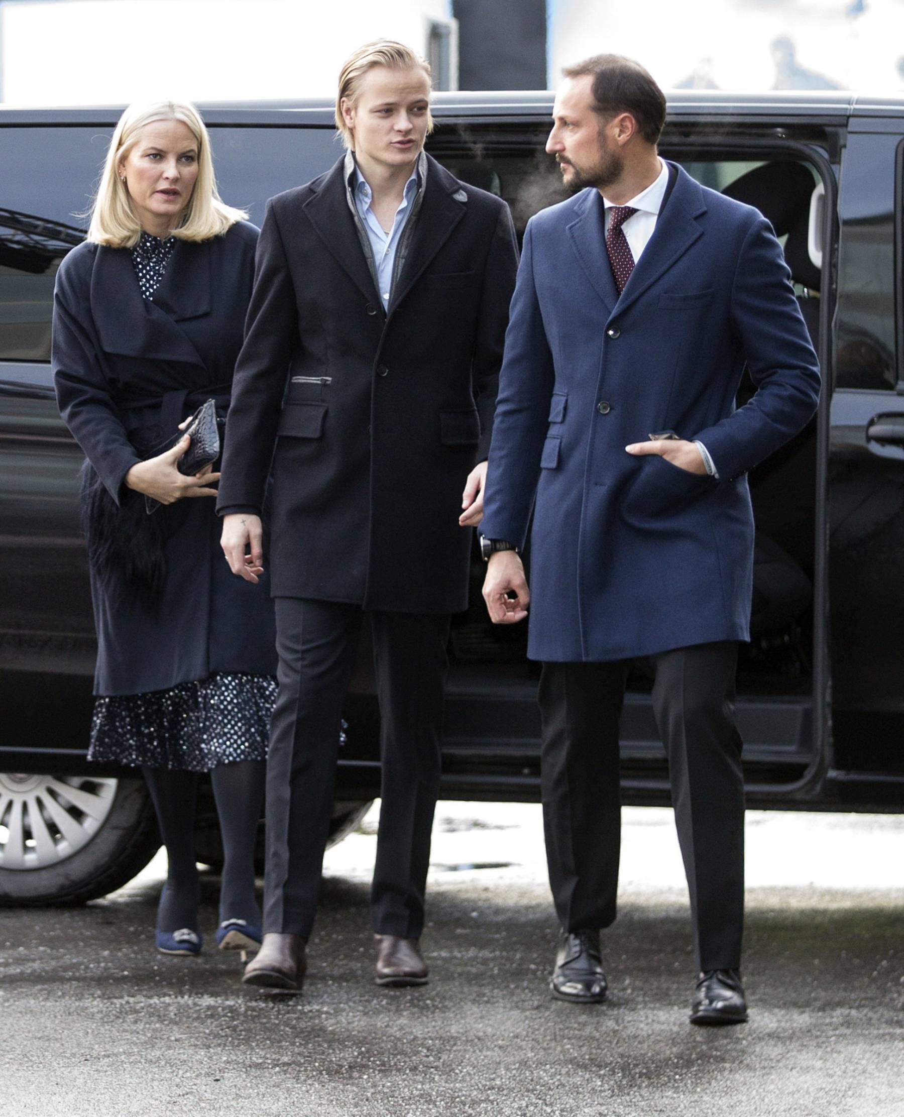 El pr&iacute;ncipe Haakon, la princesa Mette Marit y Marius Borg. (Foto: Gtres)