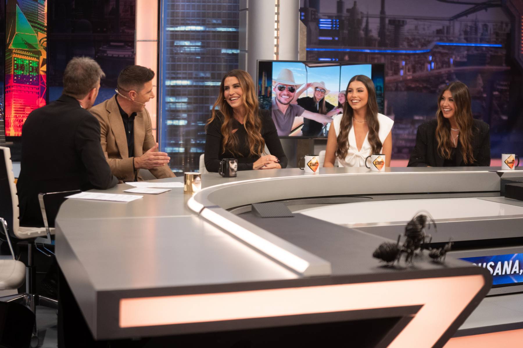 Joaqu&iacute;n S&aacute;nchez y Susana Saborido junto a sus hijas en 'El Hormiguero'. (Foto: Gtres)