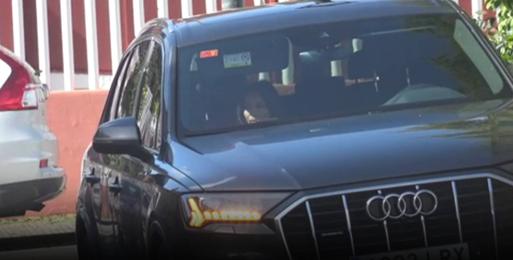 Lola Garc&iacute;a en el interior de un coche. (Foto: Gtres)