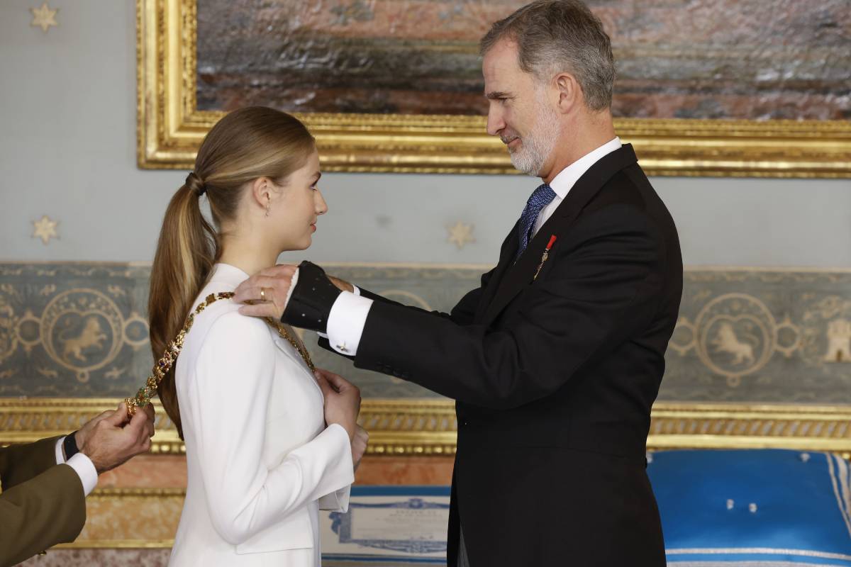 Leonor de Borb&oacute;n, junto al Felipe VI, recibe el Collar de la Orden de Carlos III y el Tois&oacute;n de Oro en un acto solemne. (Foto: Gtres)