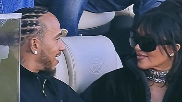 Kim Kardashian y Lewis Hamilton en la Super Bowl. (Foto: Gtres)