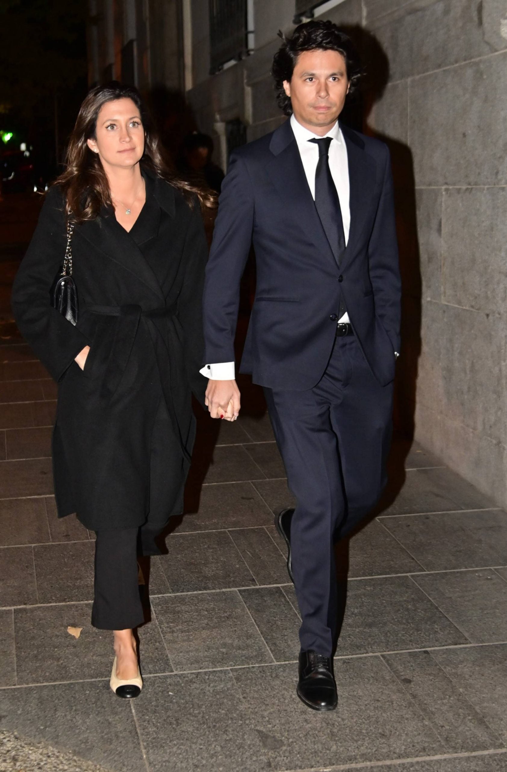 &Aacute;lvaro Castillejo y Cristina Fern&aacute;ndez por las calles de Madrid. (Foto: Gtres)