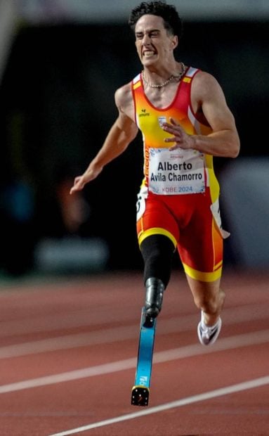 Alberto &Aacute;vila compitiendo en atletismo. (Foto: RR.SS.)