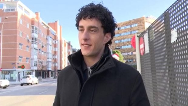 Alberto &Aacute;vila en las inmediaciones de Mediaset. (Foto: Gtres)