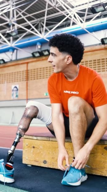 Alberto &Aacute;vila prepar&aacute;ndose para hacer deporte. (Foto: RR.SS:)