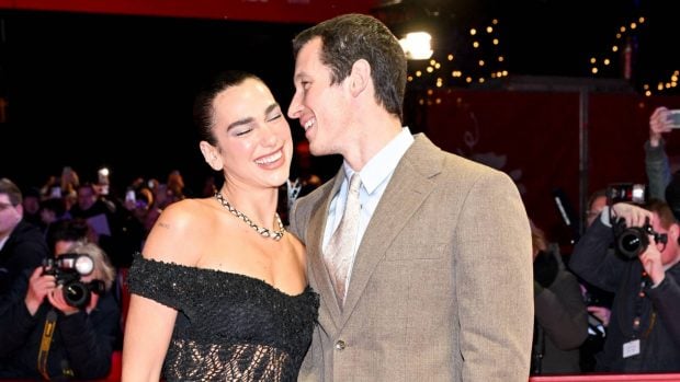 Dua Lipa y Callum Turner en el Festival de Cine de Berl&iacute;n. (Foto: Gtres)