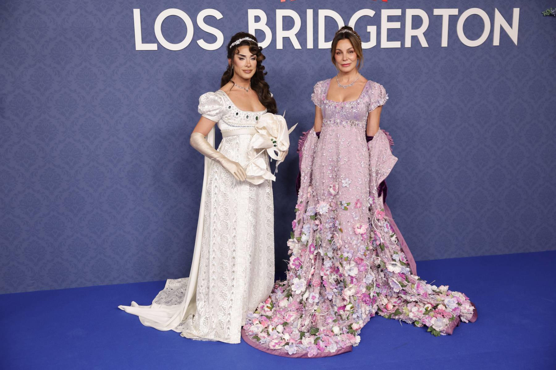 Carmen Farala y Mar Flores en la premiere de 'Los Bridgerton'. (Foto: Gtres)