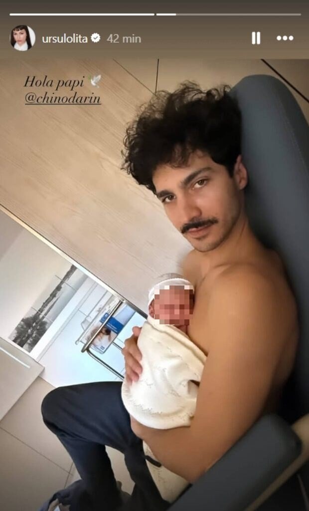 Chino Dar&iacute;n junto a su hijo reci&eacute;n nacido. (Foto: Instagram)