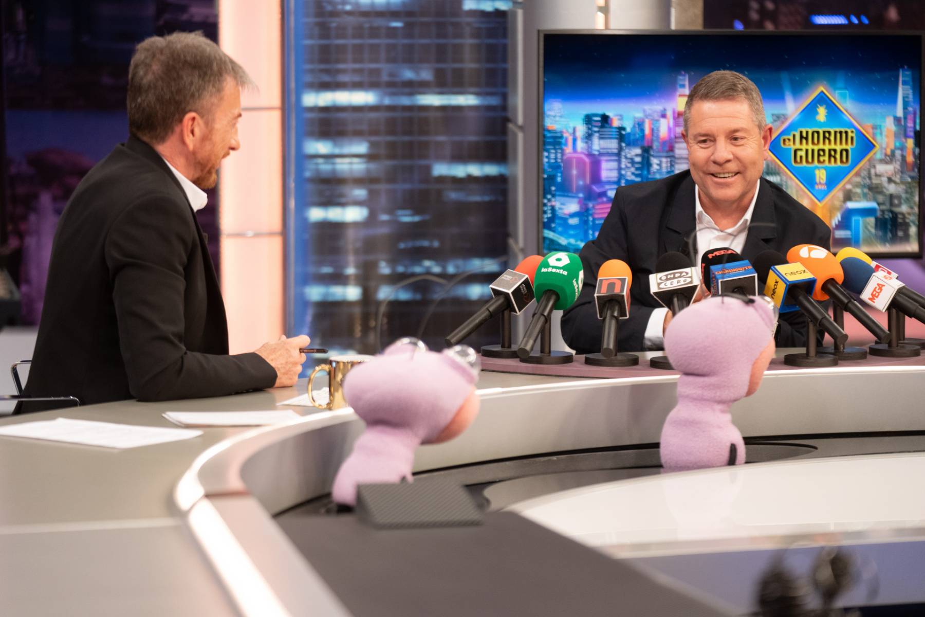 Emiliano Garc&iacute;a-Page y Pablo Motos en 'El Hormiguero'. (Foto: Gtres)