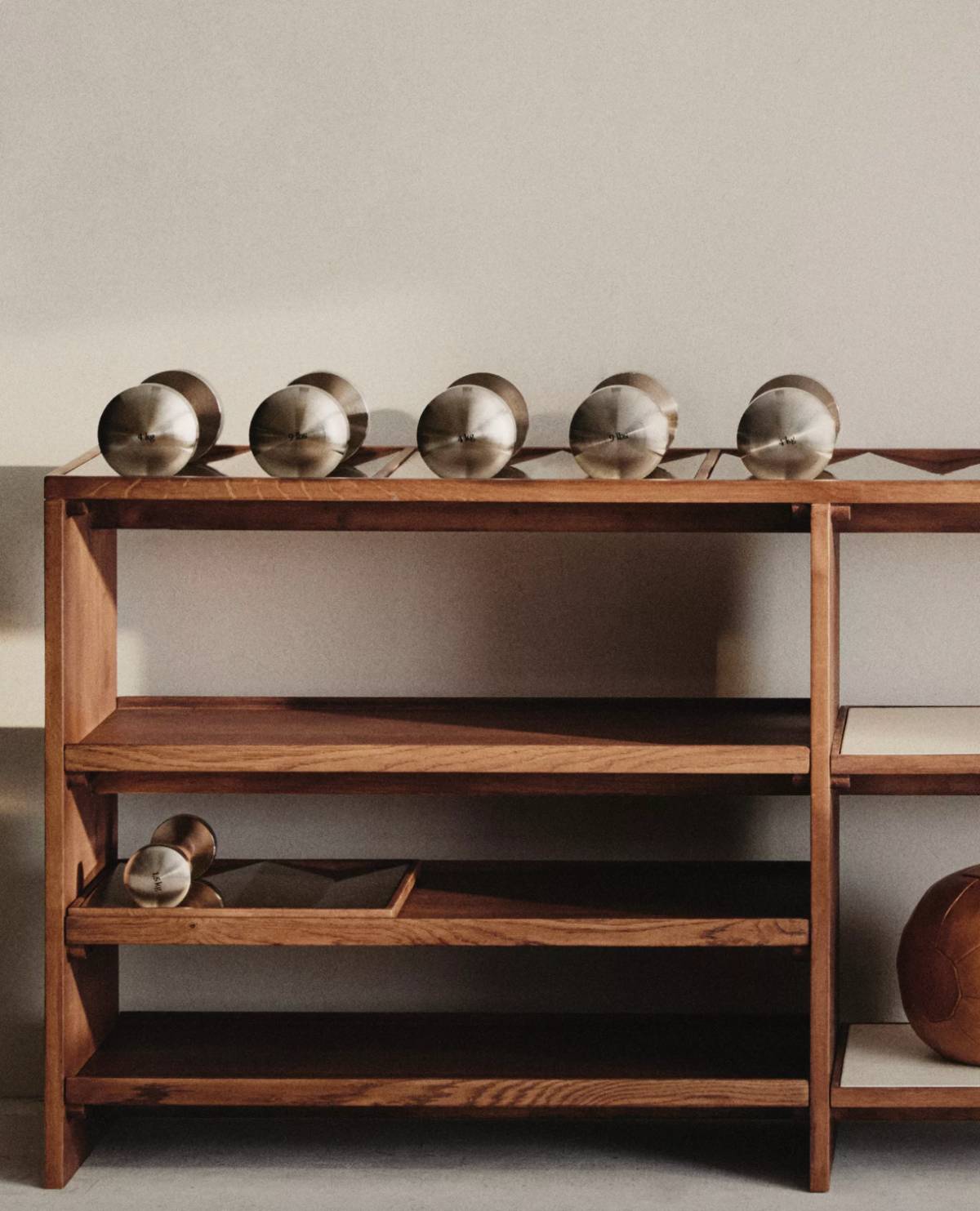 Mueble y mancuernas de madera de roble. (Foto: Zara Home)