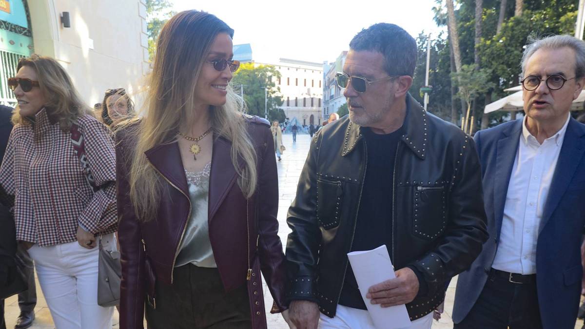 Antonio Banderas pasea junto a Nicole Kimpel antes del evento. (Foto: Gtres)