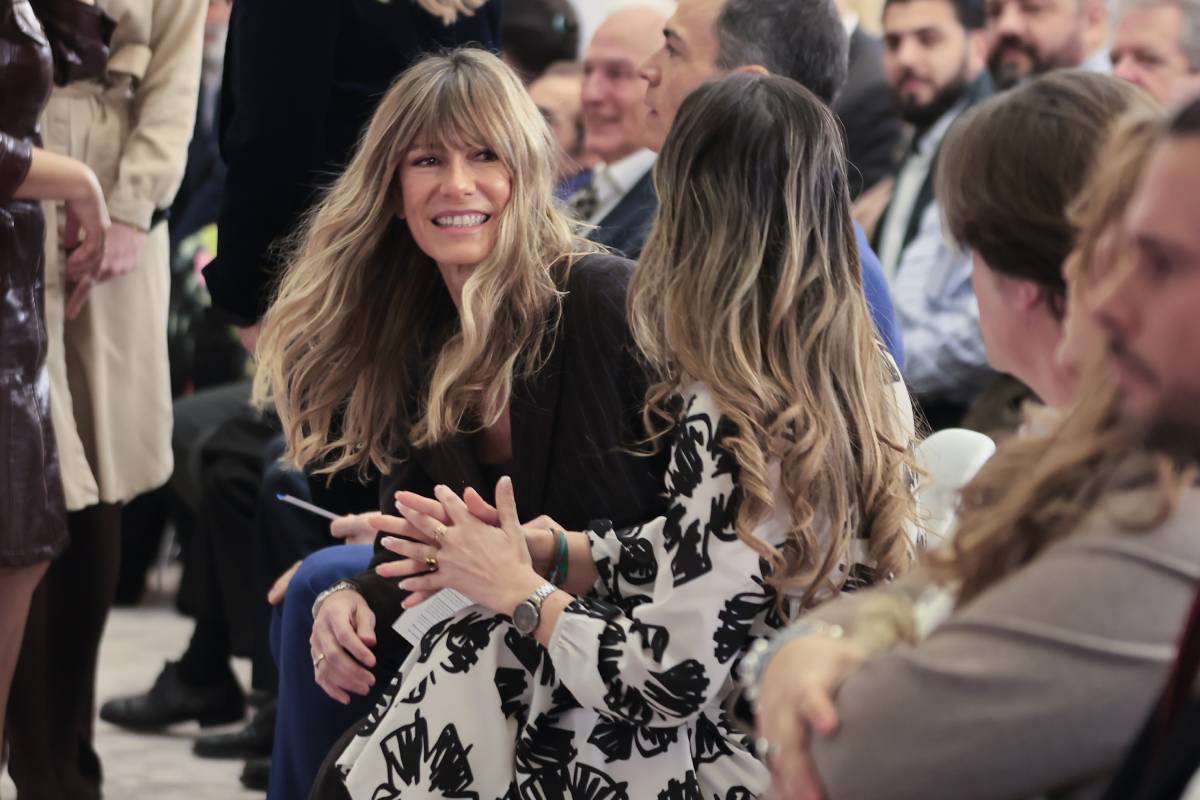 Bego&ntilde;a G&oacute;mez conversa distendida en el acto oficial mientras su presencia acapara miradas. (Foto: Gtres)