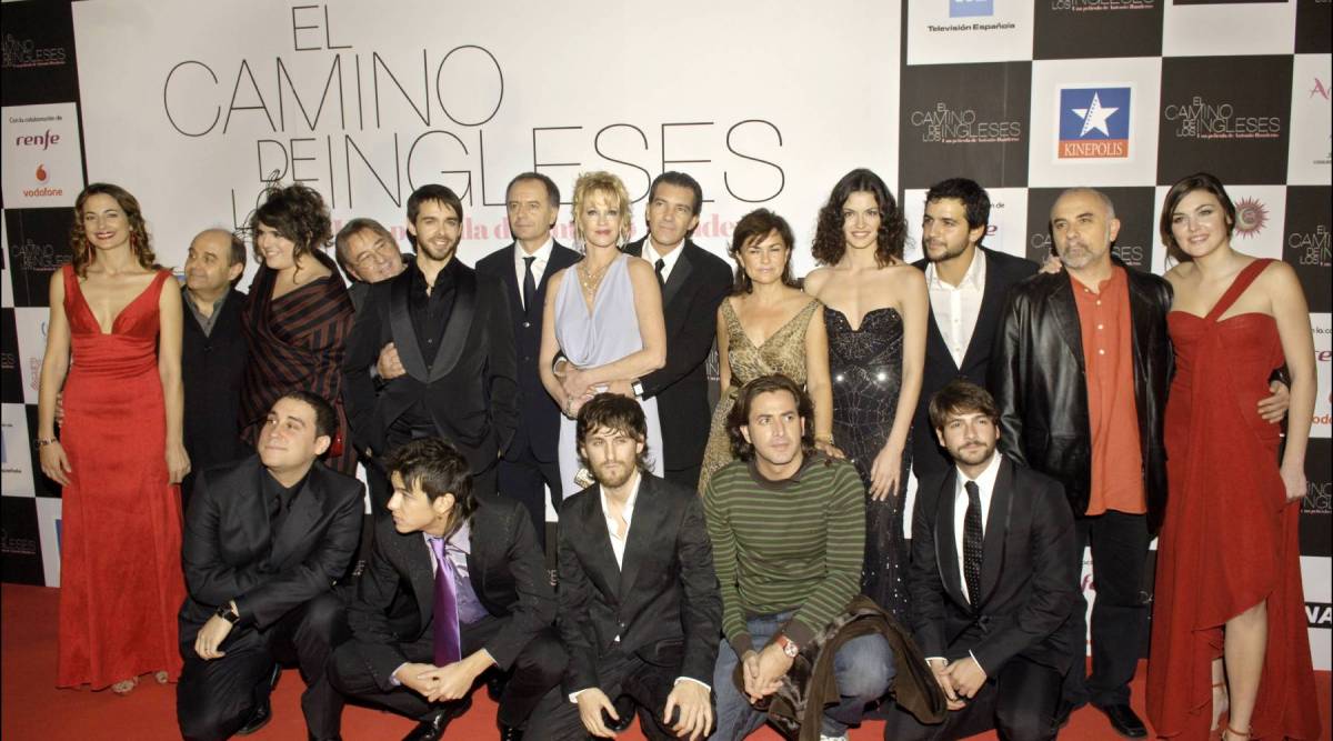 Hace veinte años: Antonio Banderas con el reparto de El camino de los ingleses cuando aún estaba casado con Melanie Griffith. (Foto: Gtres)
