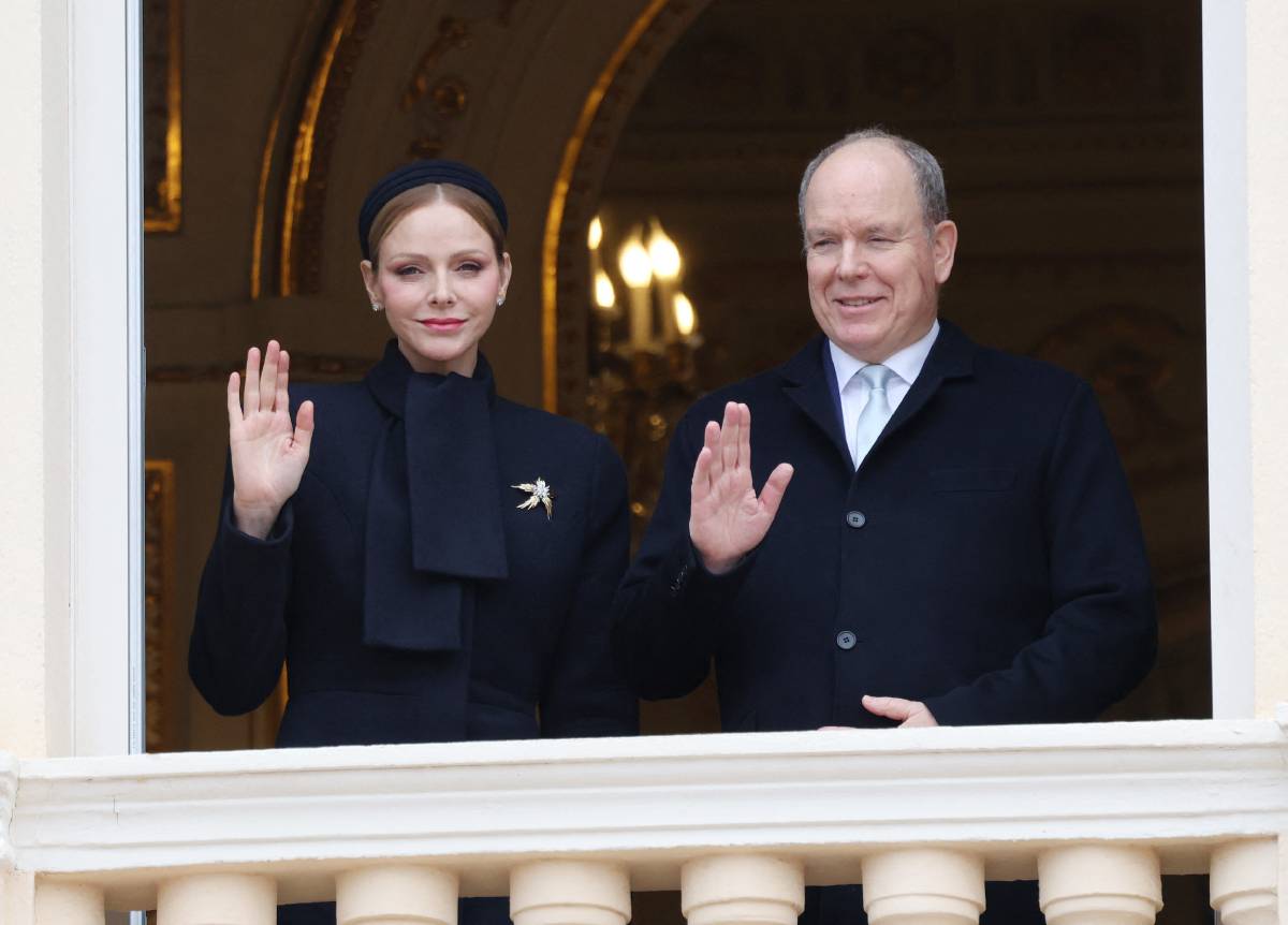 Charl&egrave;ne de M&oacute;naco y el pr&iacute;ncipe Alberto saludan desde un balc&oacute;n. (Foto: Gtres)