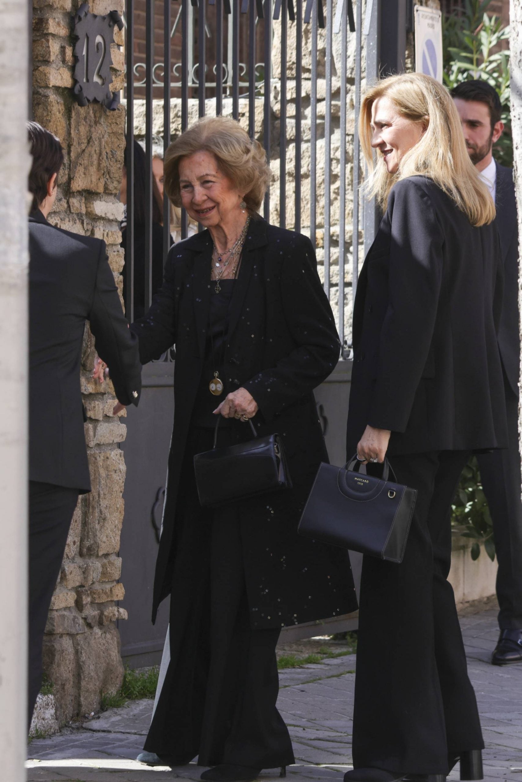 La Reina Sof&iacute;a y la infanta Cristina en el funeral de Irene de Grecia. (Foto: Gtres)