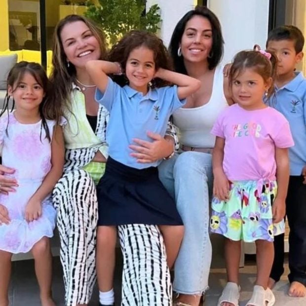 Katia Aveiro y Georgina Rodr&iacute;guez con los peque&ntilde;os de la casa. (Foto: Redes Sociales)