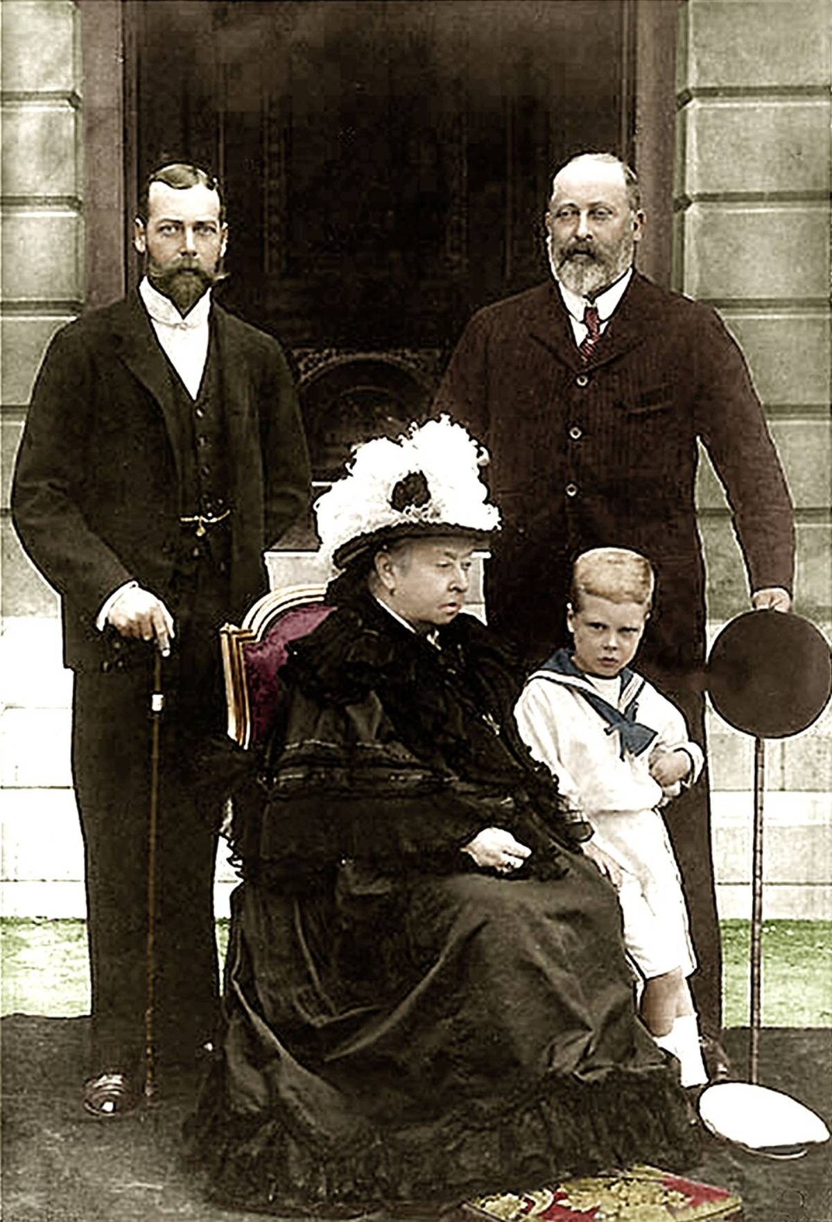 El Pr&iacute;ncipe Eduardo, con su padre el futuro Jorge V, su bisabuela la Reina Victoria y su abuelo el futuro Eduardo VII. (Foto: Wikipedia)