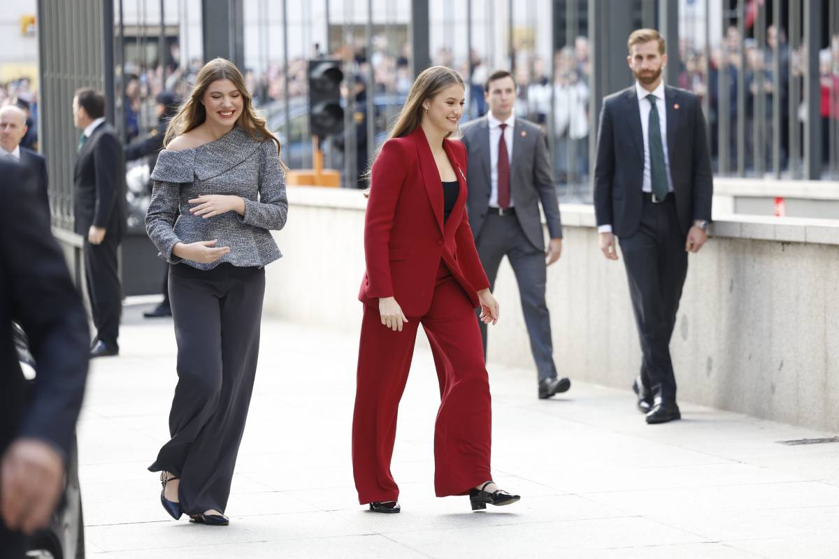 La Princesa Leonor y la Infanta Sof&iacute;a, a su llegada al acto &ldquo;50 a&ntilde;os despu&eacute;s&rdquo;. (Foto: Gtres)