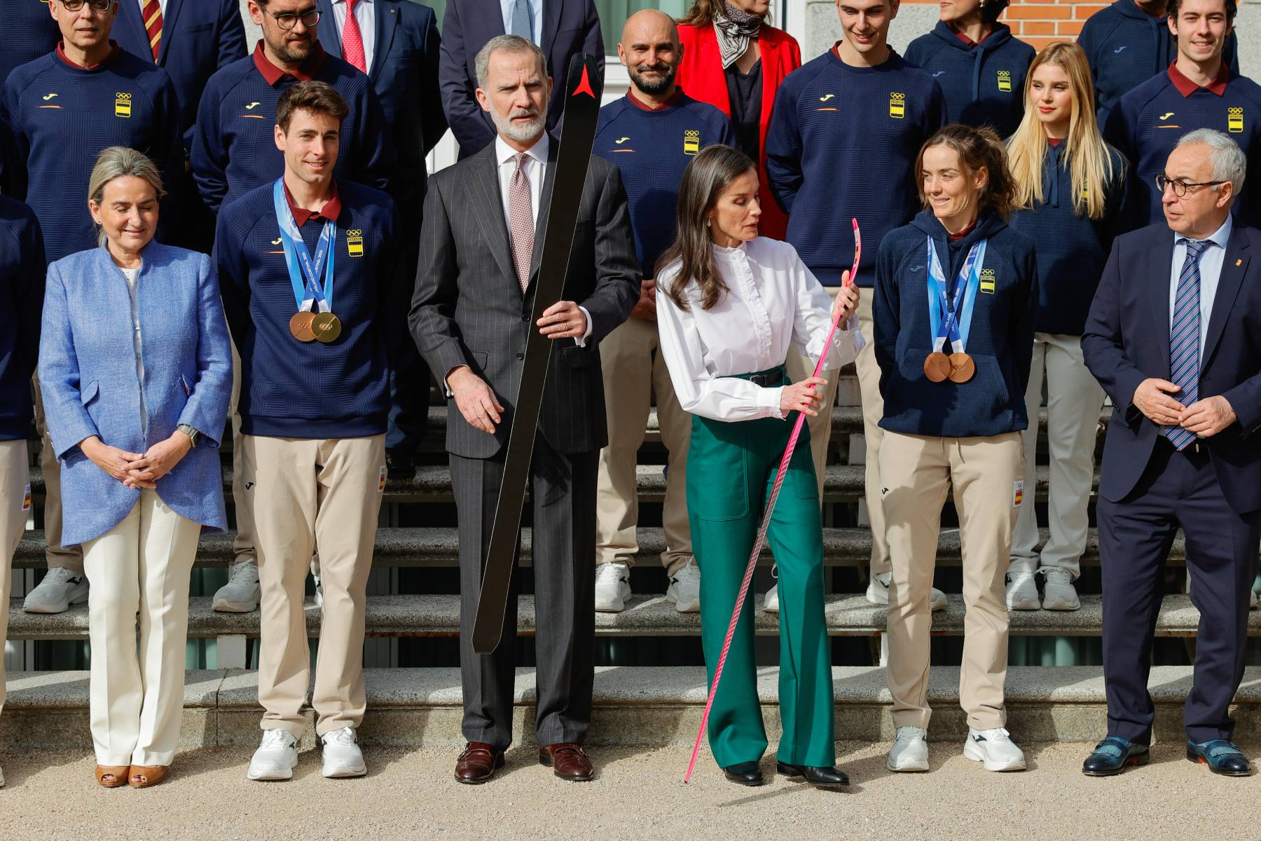 Los Reyes Felipe y Letizia junto al equipo Ol&iacute;mpico Espa&ntilde;ol. (Foto: Gtres)