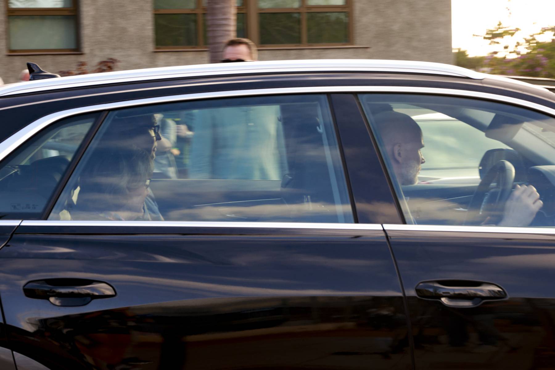 La reina Sonia acude al hospital a visitar al rey Harald. (Foto: Gtres)