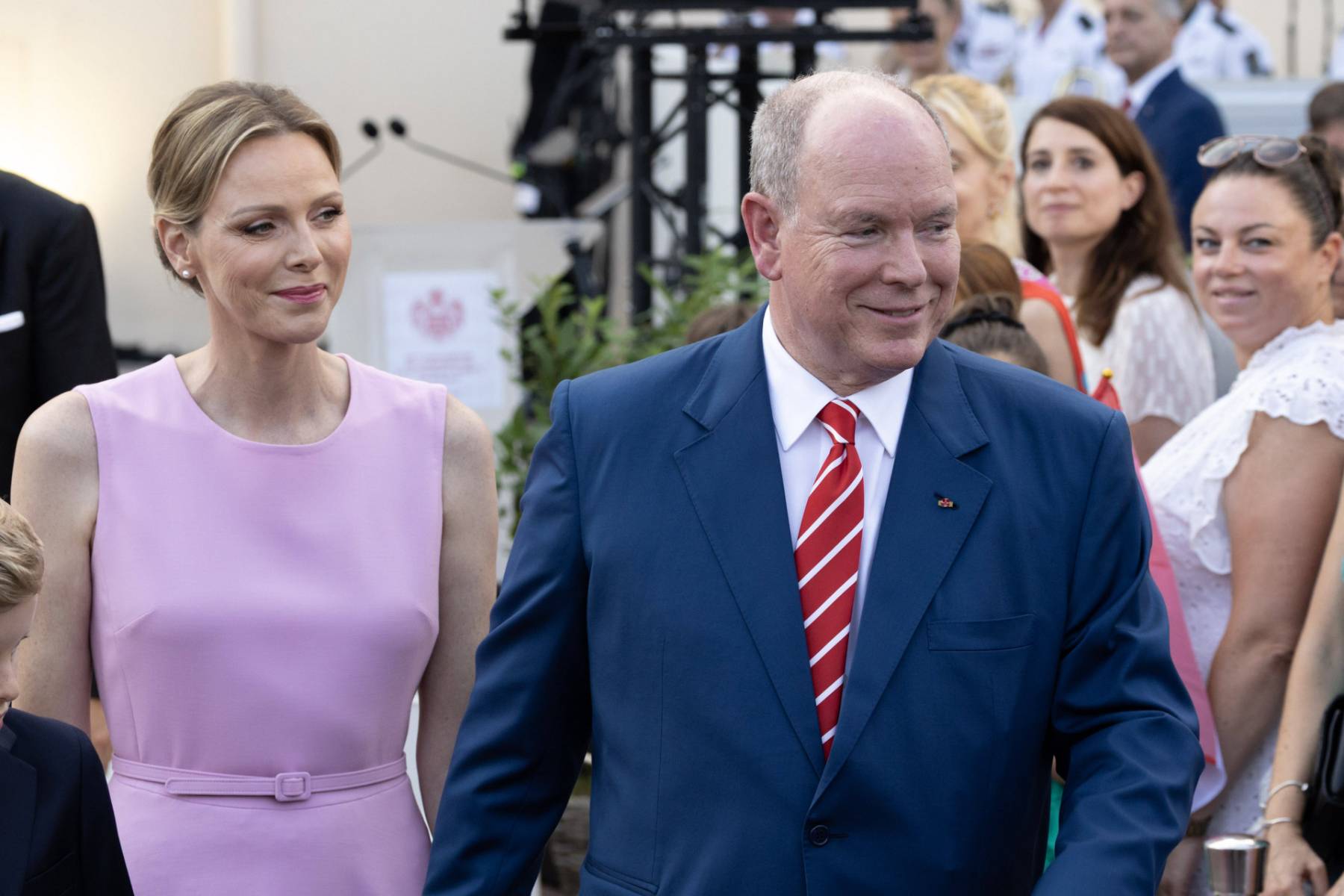 La princesa Charl&egrave;ne y el pr&iacute;ncipe Alberto de M&oacute;naco en un acto oficial. (Foto: Gtres)