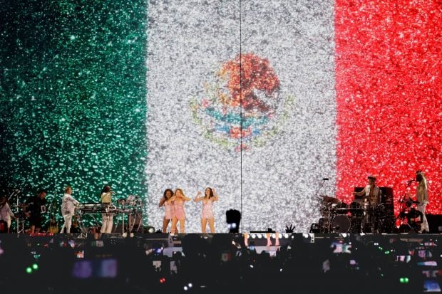 Shakira, Z&oacute;calo M&eacute;xico