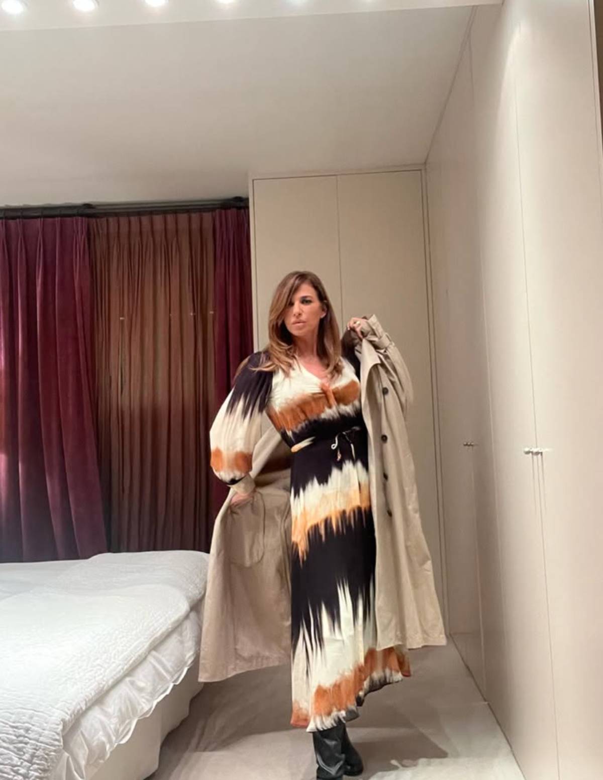 Montero posa en uno de los dormitorios de su ático en Madrid. (Foto: Redes Sociales)